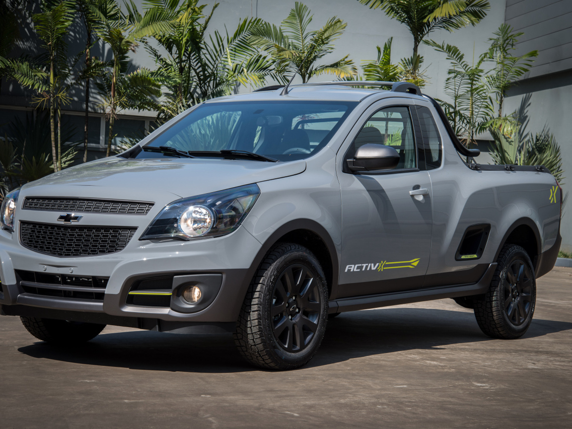 Серебристый пикап Chevrolet  Montana