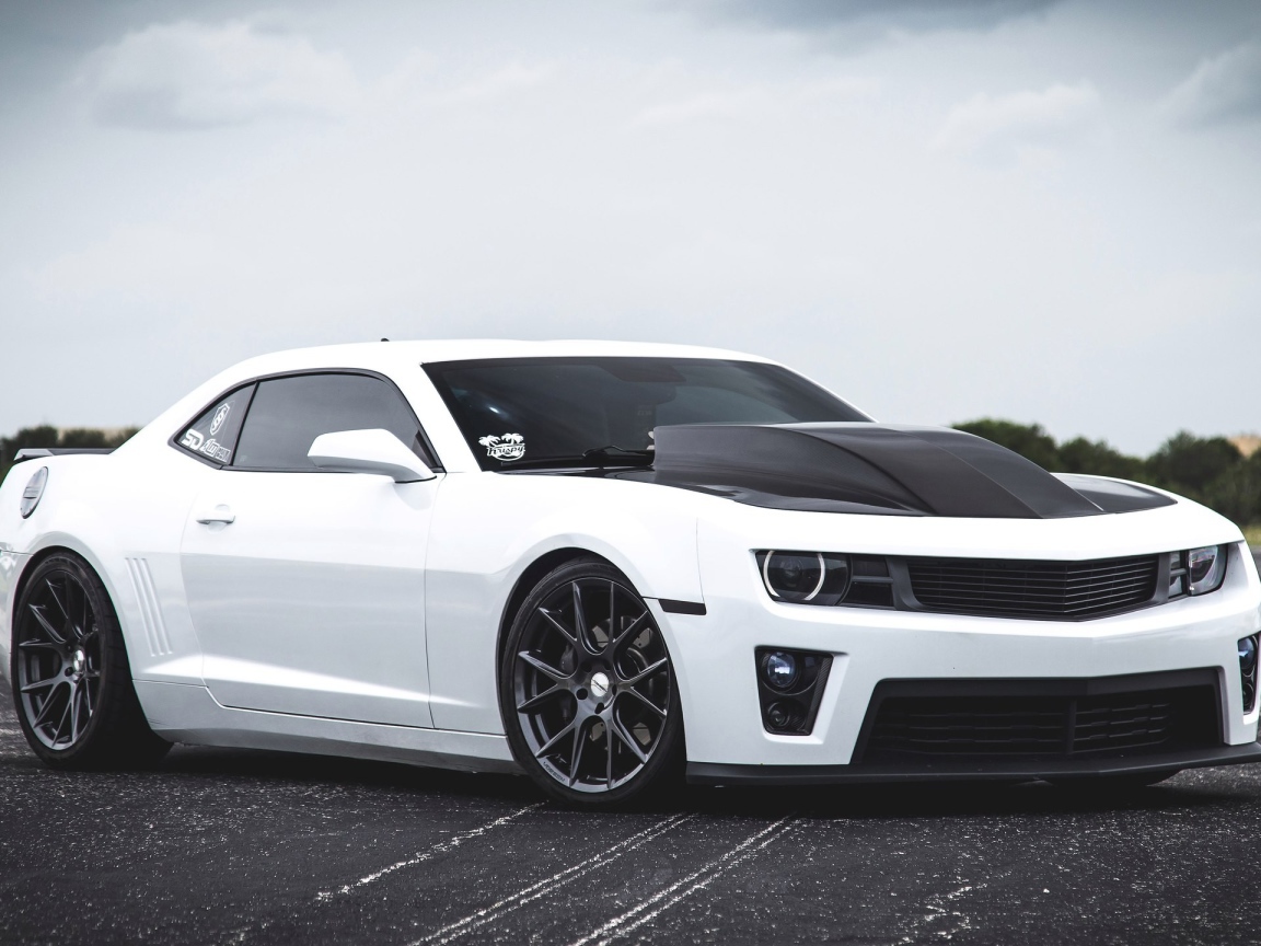 Белый спортивный автомобиль Chevrolet Camaro SS 