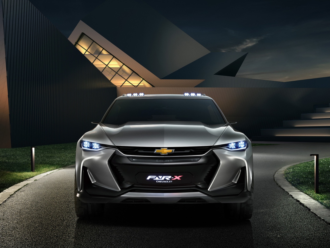 Серебристый автомобиль Chevrolet FNR-X вид спереди