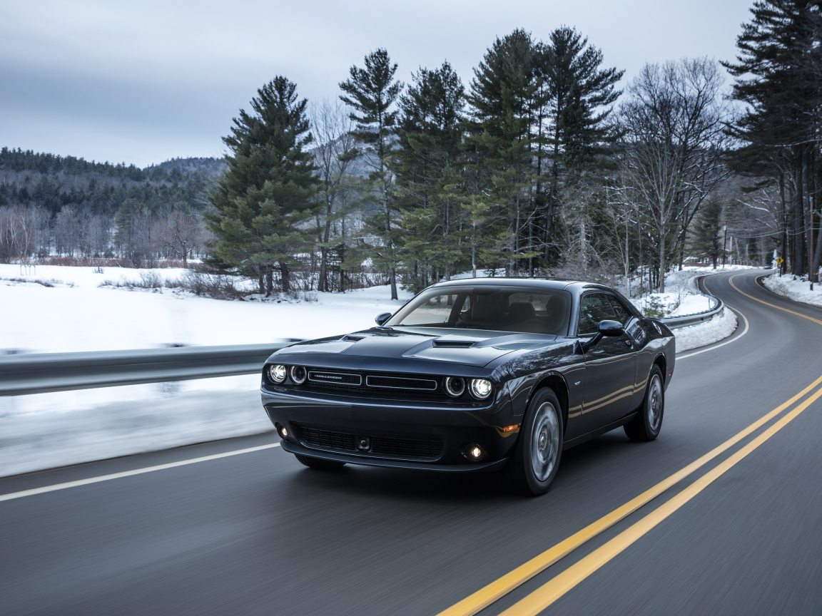 Черный автомобиль Dodge Challenger GT AWD, 2017 на трассе 
