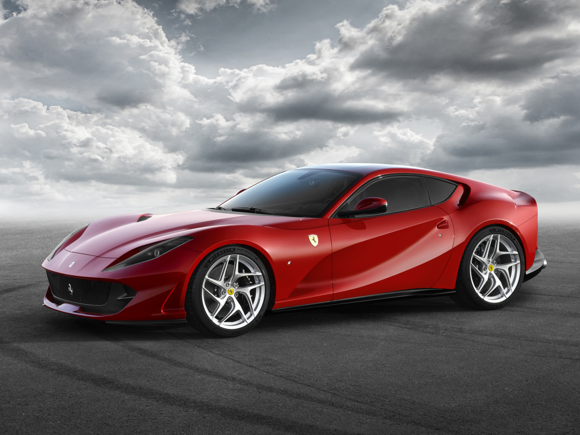 Бордовый спорткар Ferrari 812 Superfast, 2017 