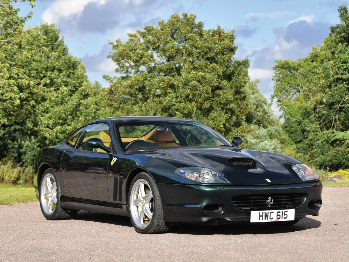 Быстрый черный автомобиль Ferrari 575M Maranello 