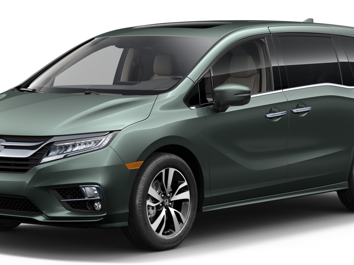 Автомобиль  минивэн Honda Odyssey, 2018 на белом фоне