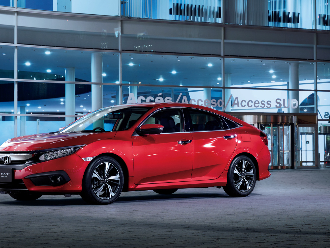 Стильный красный автомобиль Honda Civic в автосалоне