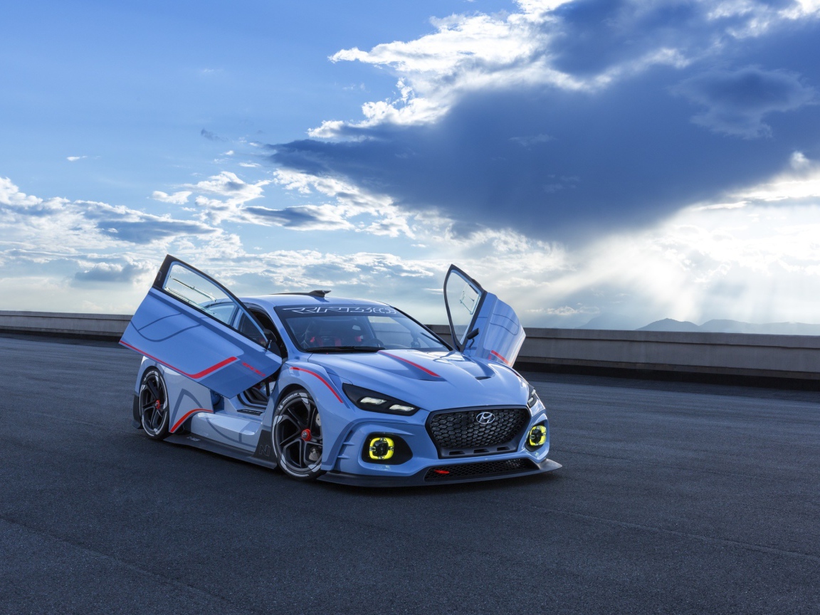 Автомобиль Hyundai RN30 с открытыми дверями на фоне неба 