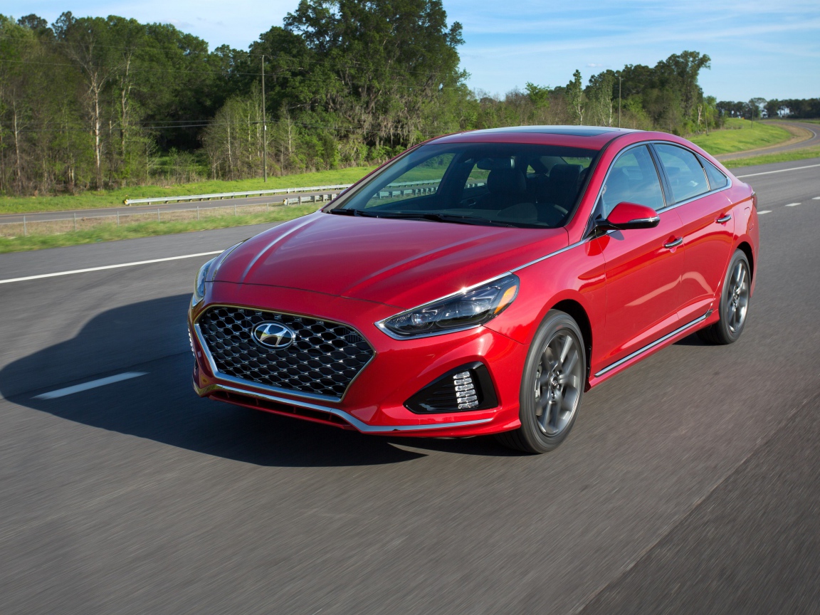 Красный автомобиль Hyundai Sonata Sport, 2018 на трассе 