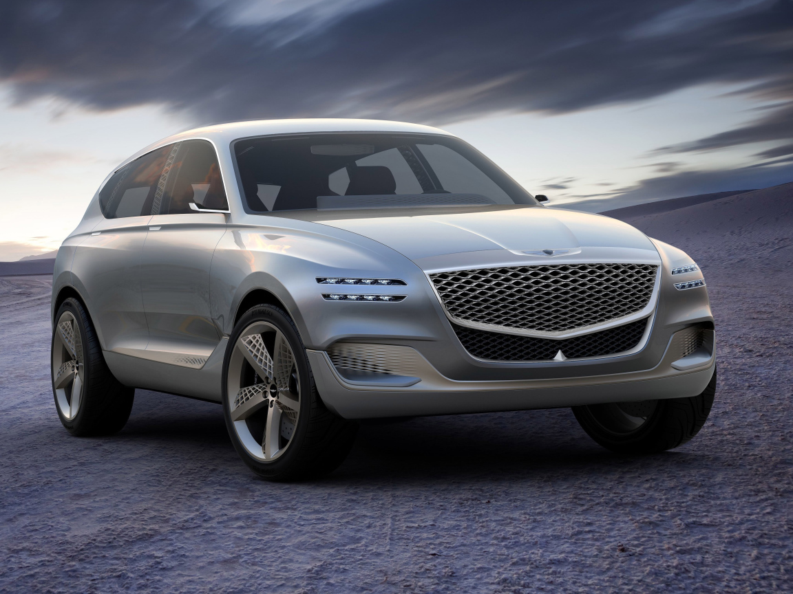 Серебристый автомобиль Hyundai Genesis GV80 