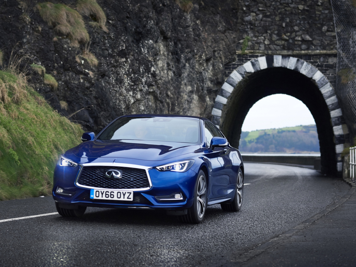 Синий автомобиль Infiniti Q60 выезжает из тоннеля 