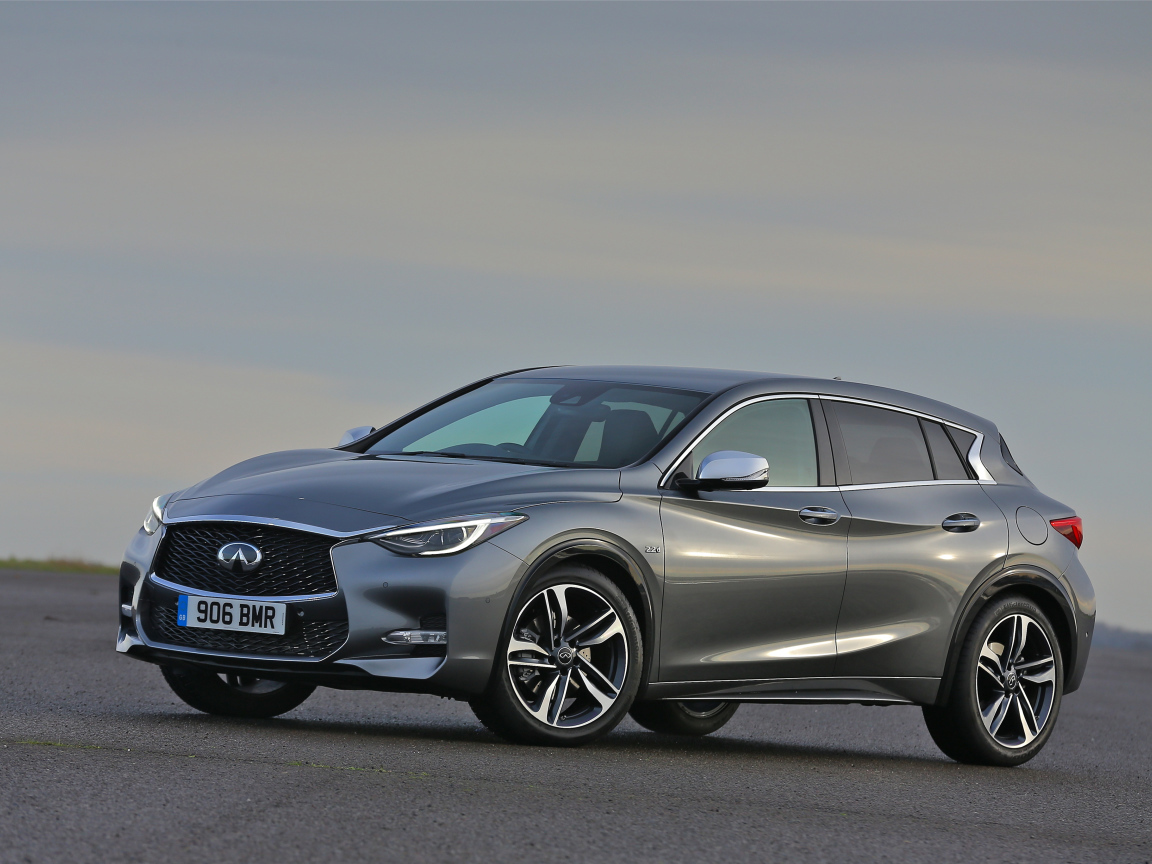 Серебристый автомобиль Infiniti QX30, 2017  