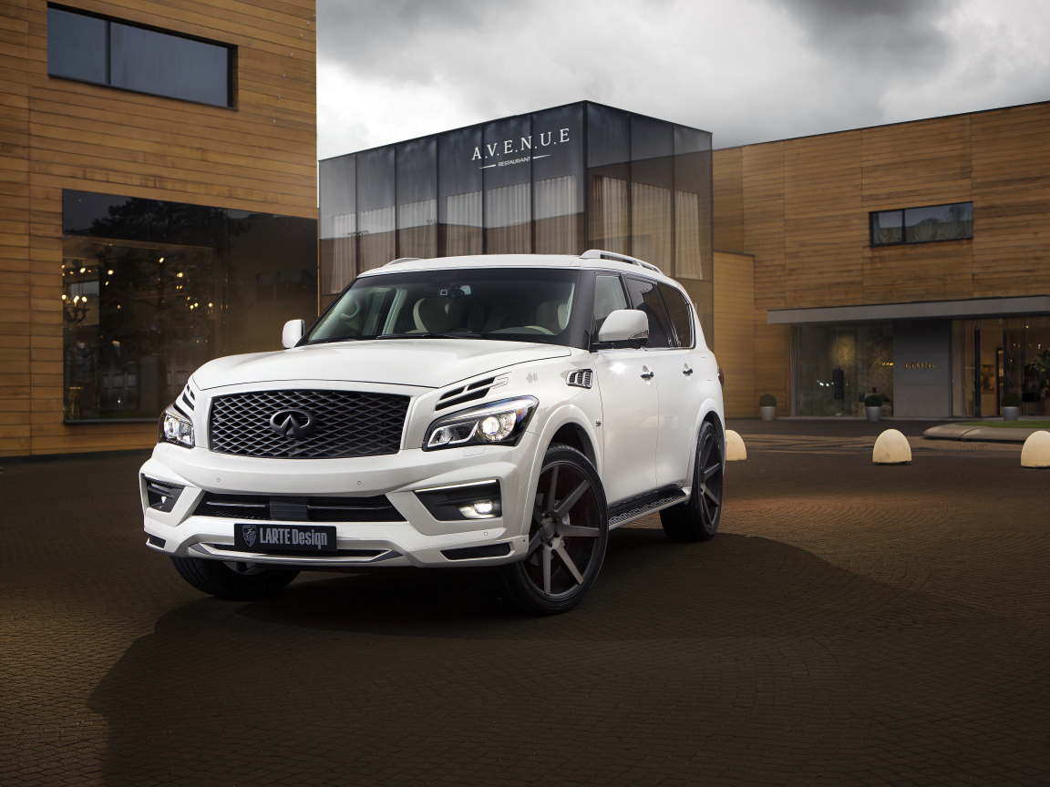 Белый стильный автомобиль  Infiniti QX80
