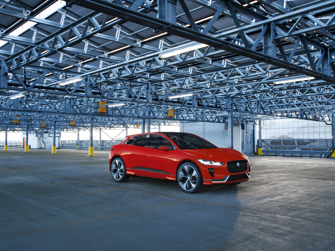 Красный автомобиль Jaguar I-Pace на стоянке 