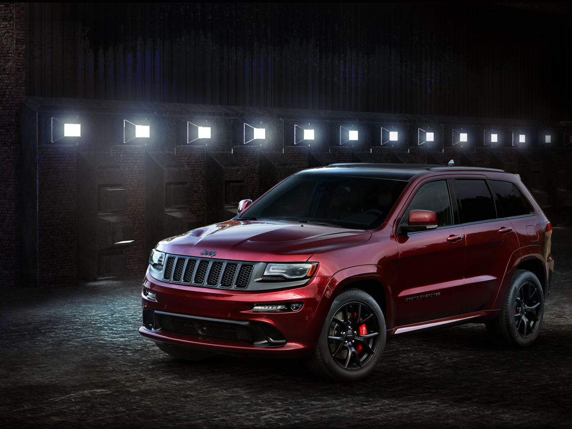 Красный автомобиль Jeep Grand Cherokee
