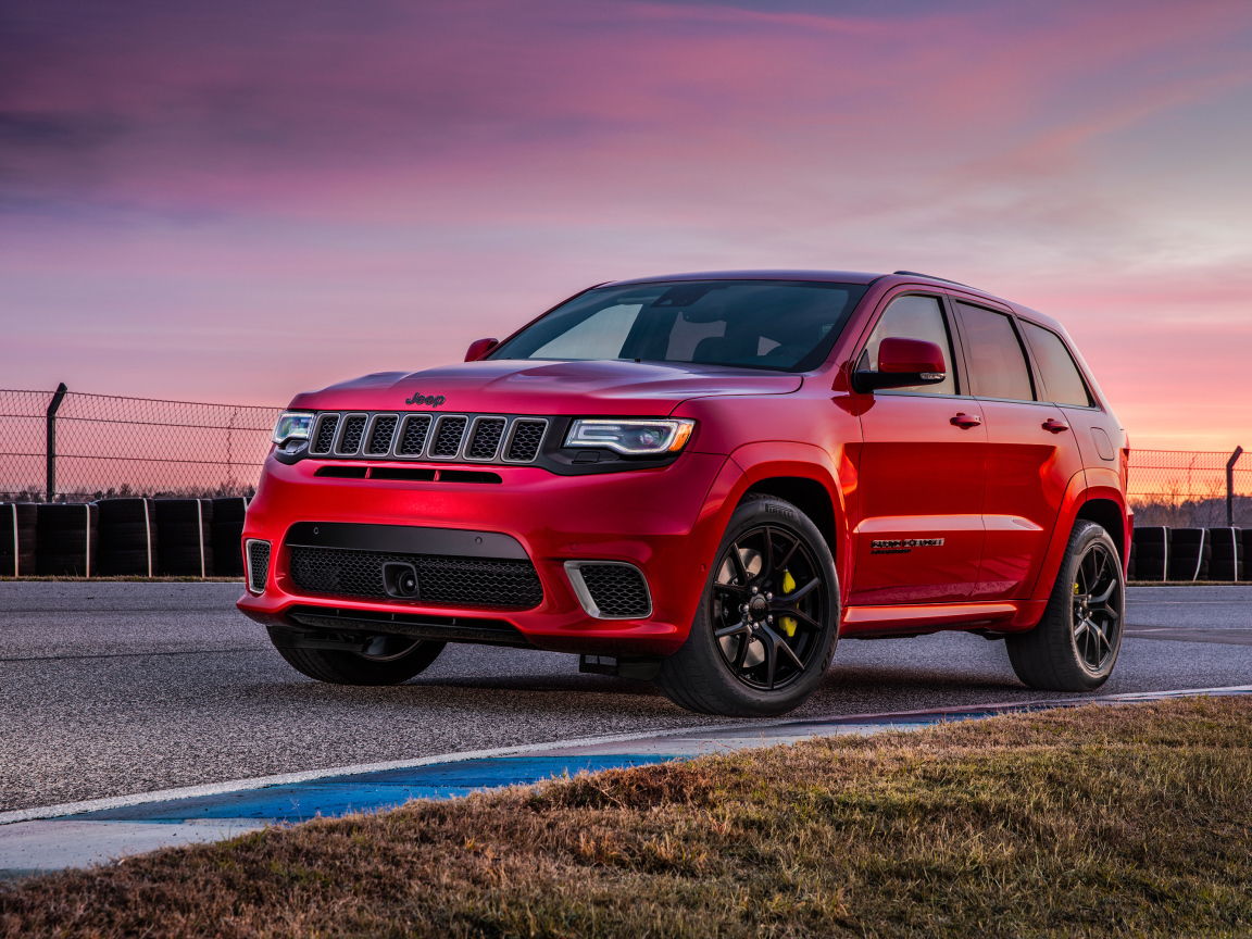 Красный автомобиль  Jeep Grand Cherokee Trackhawk, 2018 