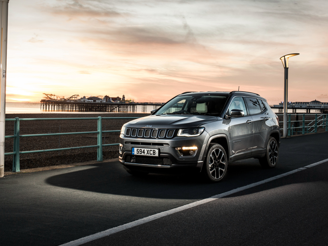 Серебристый внедорожник Jeep Compass Limited, 2018 на фоне горизонта