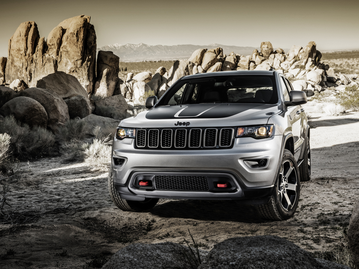 Серебристый внедорожник  Jeep Grand Cherokee
