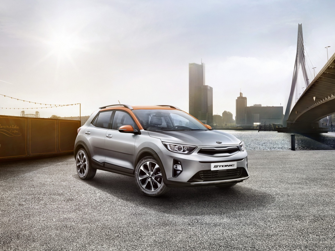 Серебристый кроссовер Kia Stonic, 2018  у воды