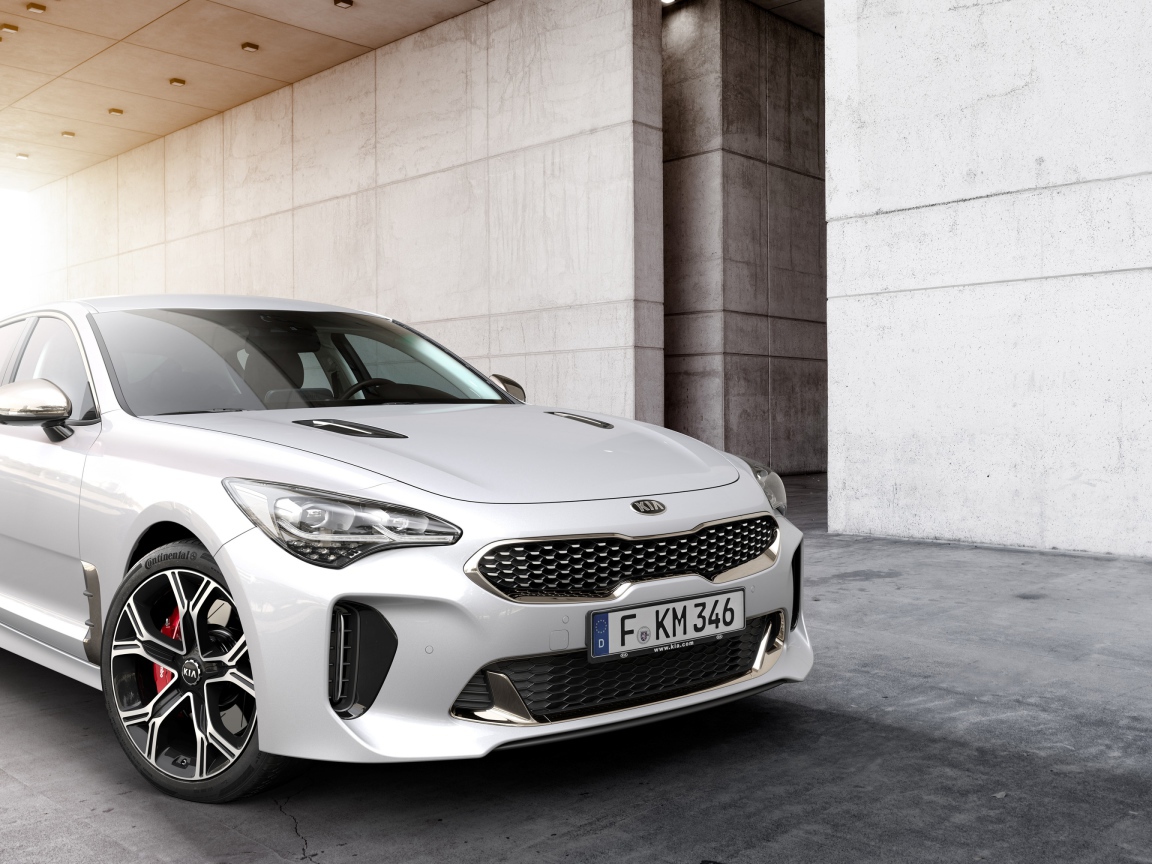 Белый автомобиль Kia Stinger GT, 2017 вид спереди