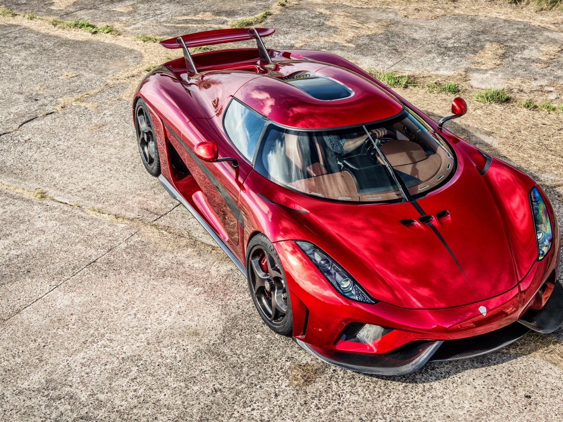 Красный спортивный автомобиль Koenigsegg Regera вид сверху