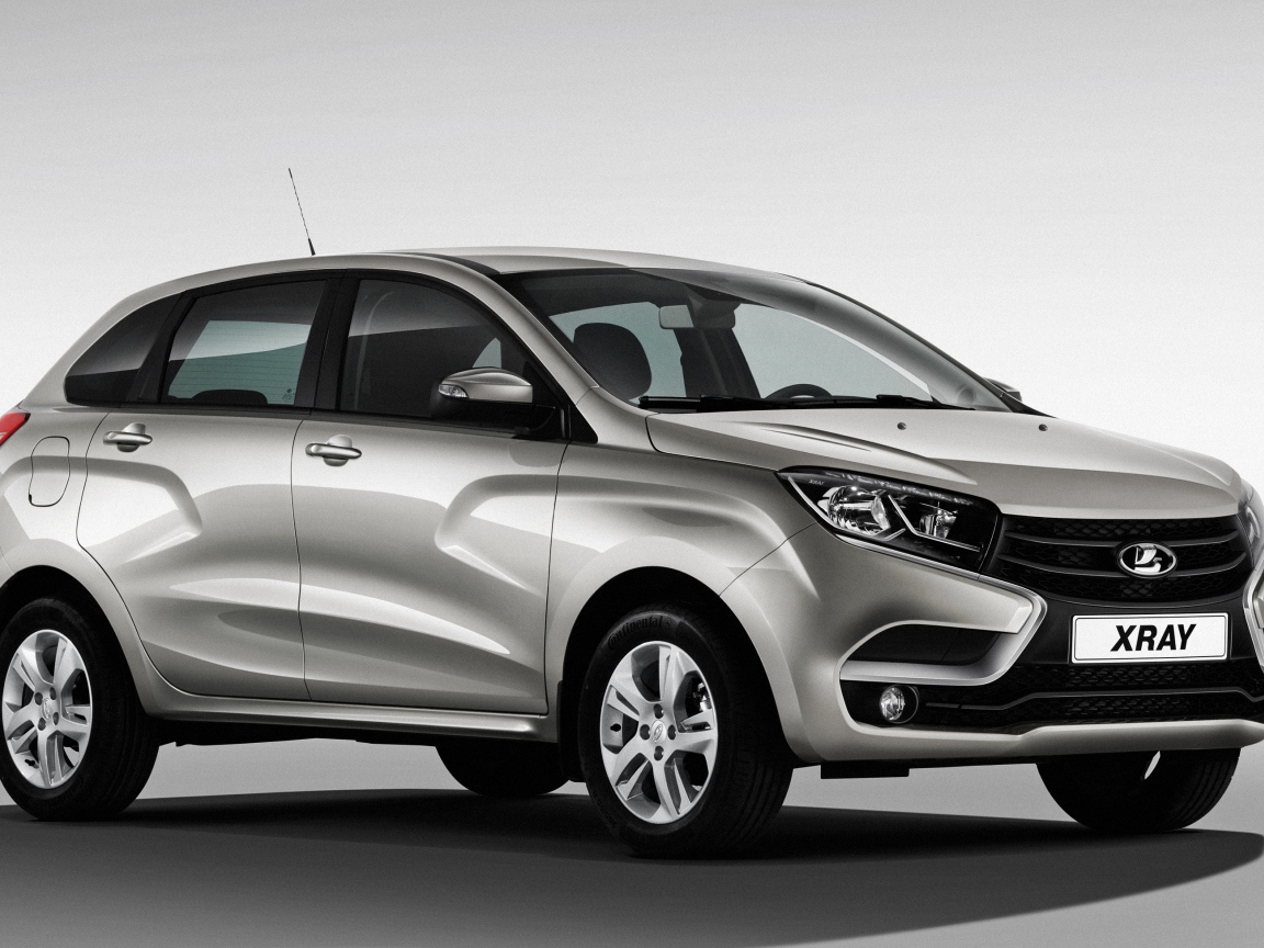 Серый российский автомобиль Лада XRAY