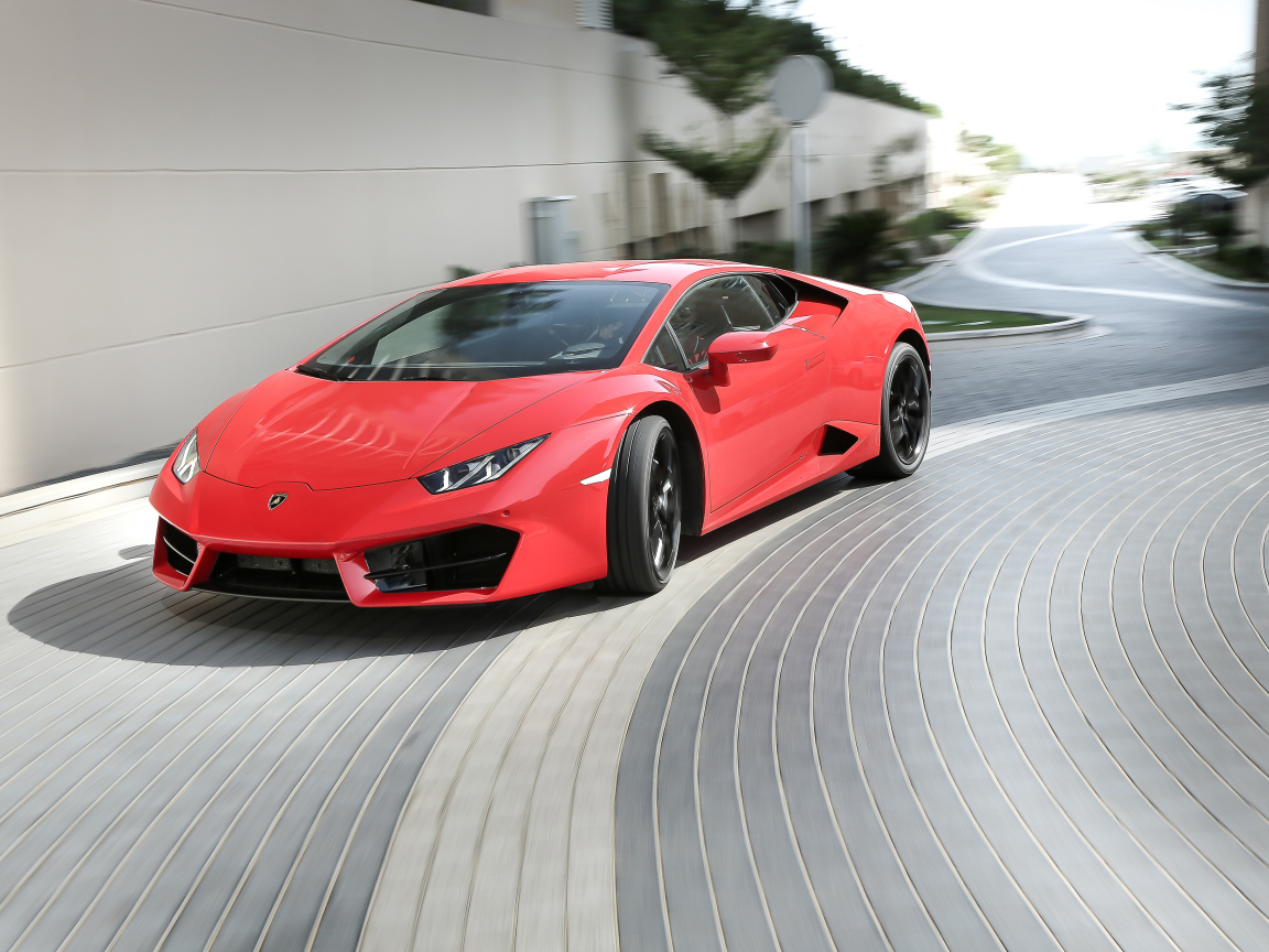Красный спортивный автомобиль Lamborghini Huracan LP 580-2