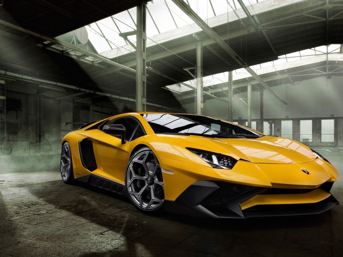 Желтый спортивный автомобиль Lamborghini Aventador 