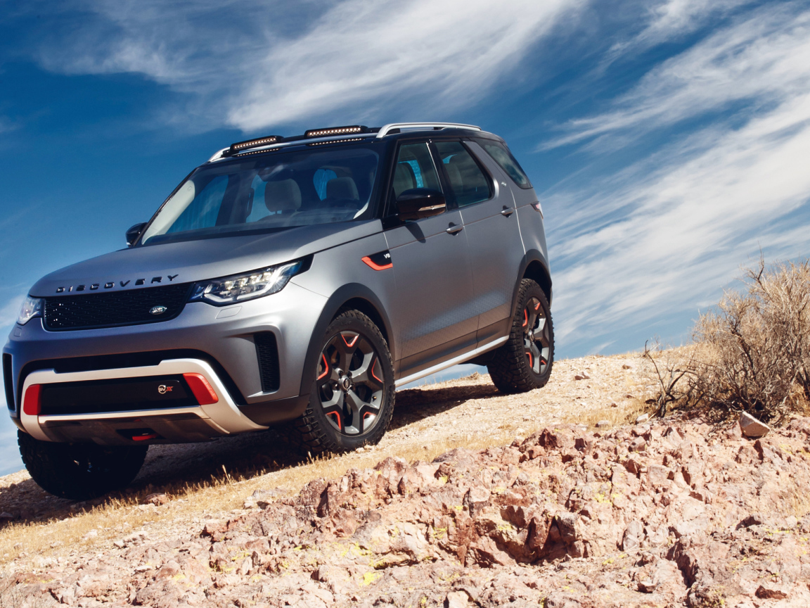 Серебристый внедорожник Land Rover Discovery SVX 2, 2018 на фоне неба