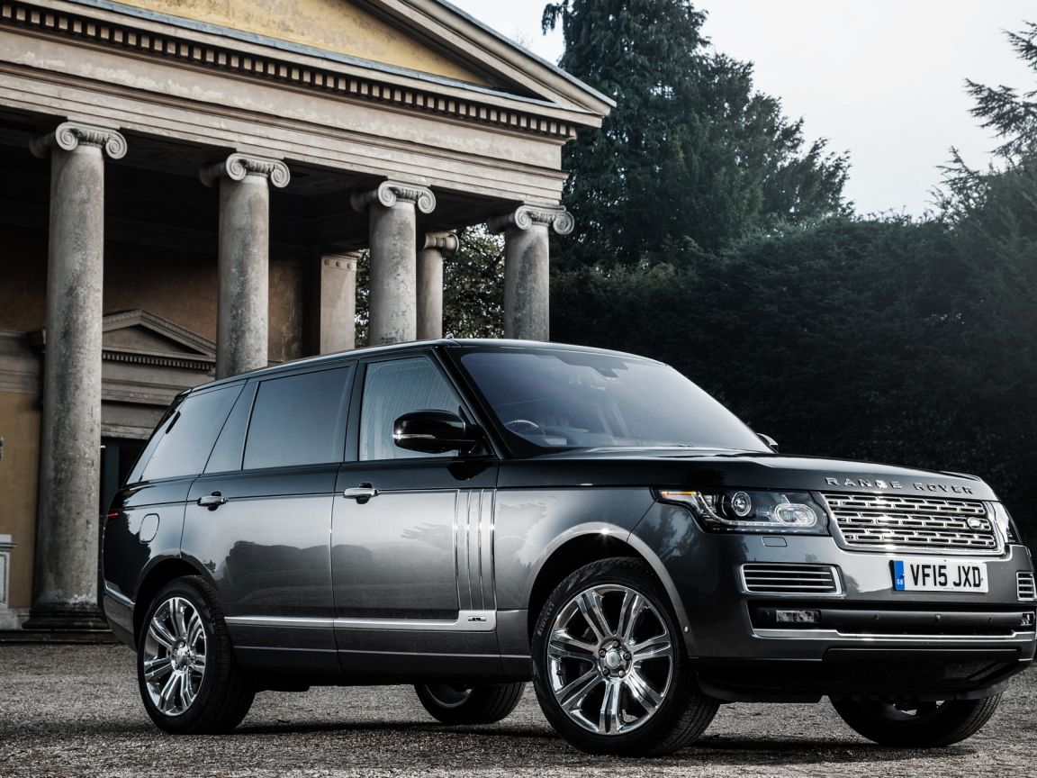 Серебристый стильный внедорожник Range Rover 