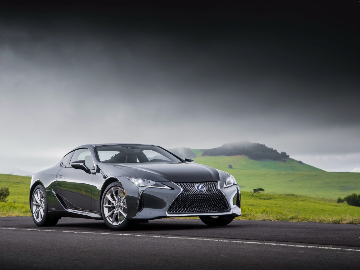 Серебристый автомобиль Lexus LC 500h, 2018 под грозовым небом