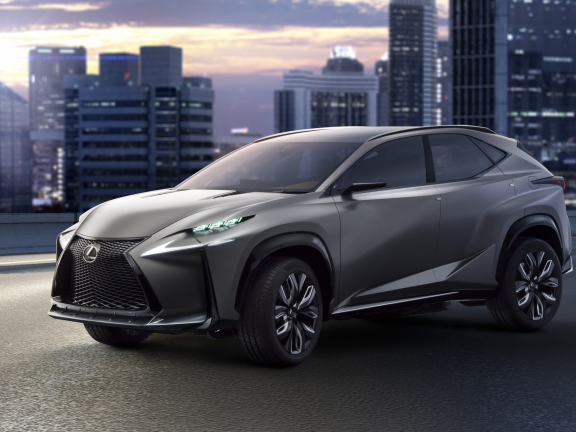 Серебристый кроссовер  Lexus LF-NX на фоне города