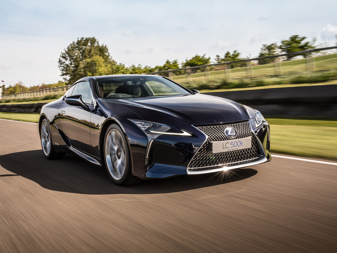 Стильный черный Lexus LC 500h на скорости