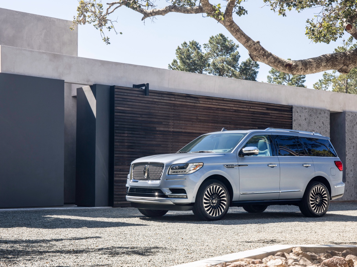 Серебристый автомобиль внедорожник Lincoln Navigator, 2017