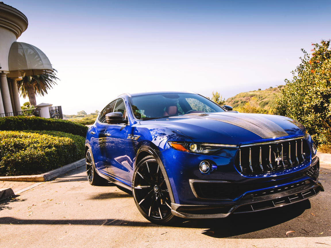 Красивый синий автомобиль Maserati Levante Shtorm, 2018