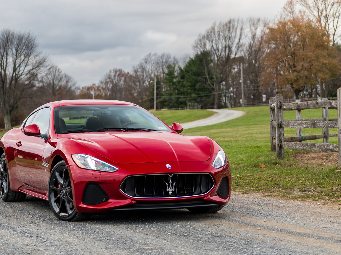 Красный быстрый автомобиль Maserati GranTurismo Sport, 2018
