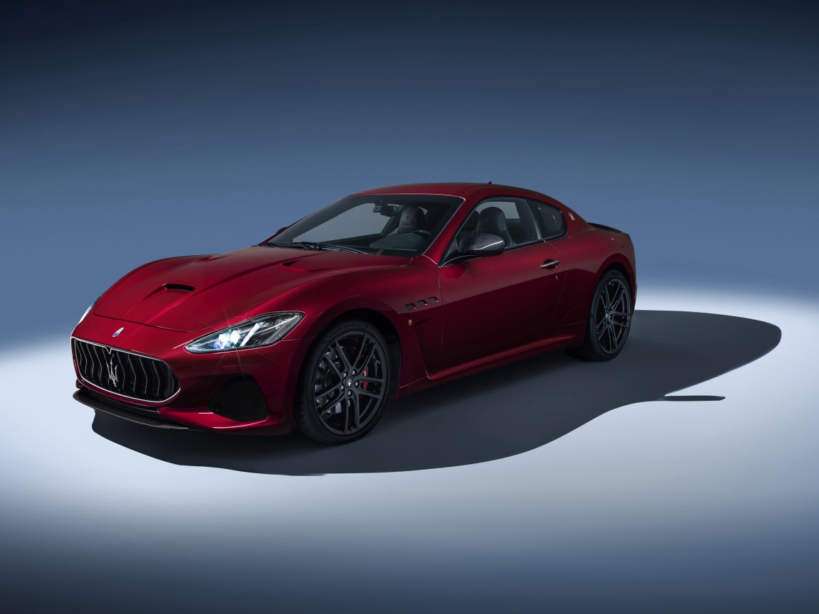 Спортивный автомобиль Maserati GranTurismo бордового цвета