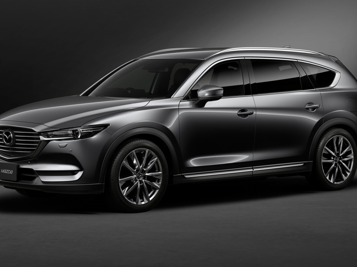 Серый автомобиль Mazda CX 8 Custom, 2018 на сером фоне