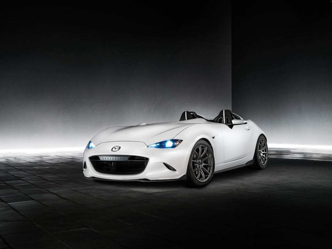 Стильный белый автомобиль Mazda MX-5 Speedster Evolution
