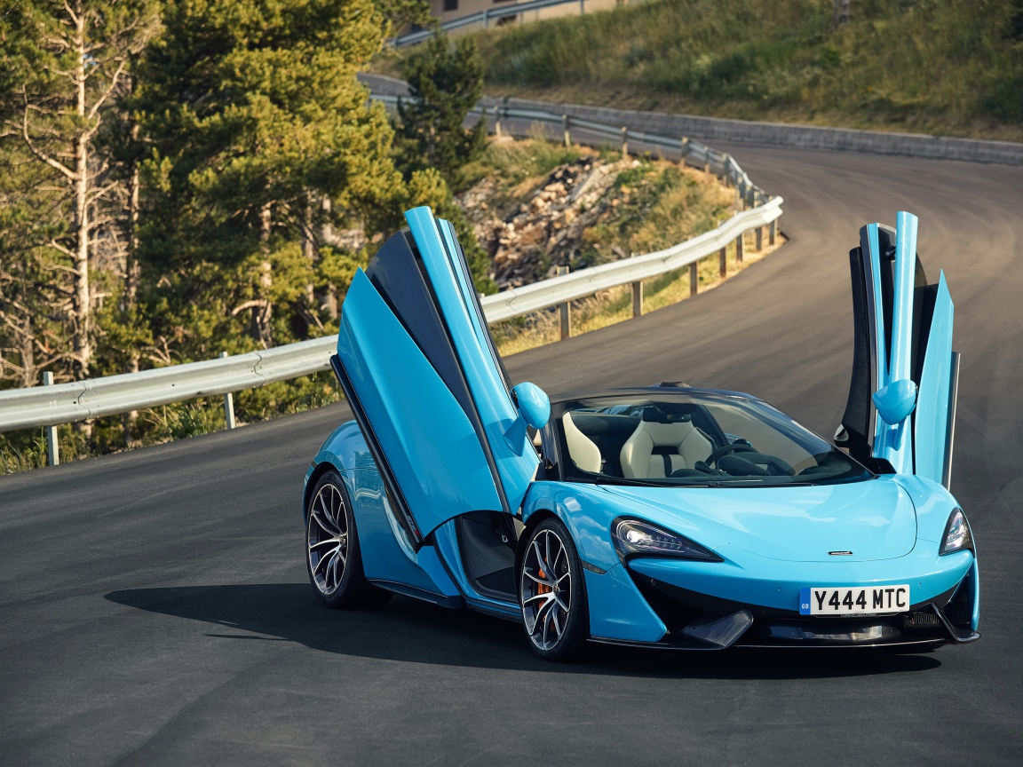 Синий спортивный автомобиль McLaren 570S на трассе с открытыми дверями