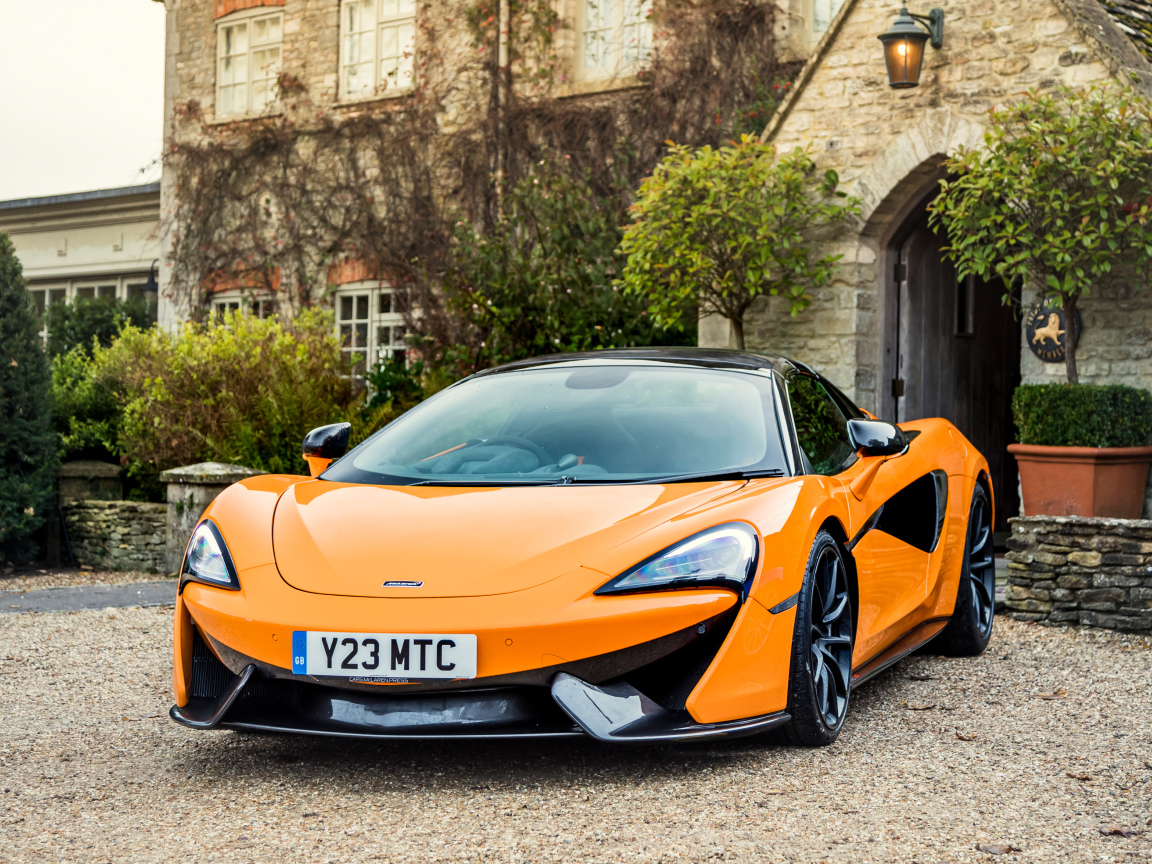 Оранжевый стильный спорткар McLaren 720S, 2017