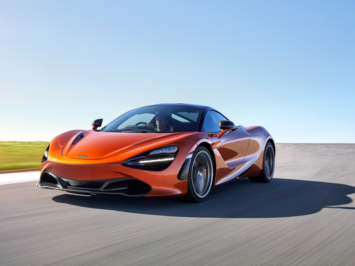 Красный спорткар McLaren 720S Coupe на трассе 