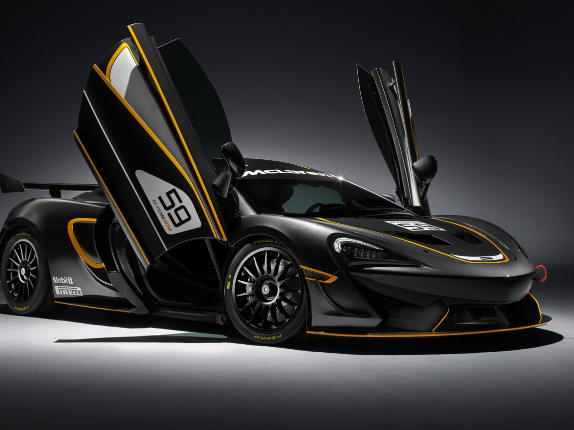 Спортивный автомобиль McLaren 570S GT4 с открытыми дверями