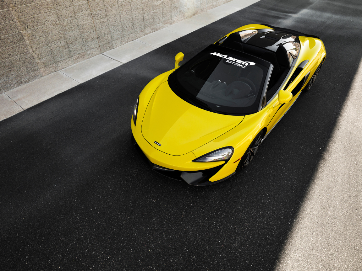 Желтый спортивный автомобиль McLaren 570S Spider, 2018 вид сверху
