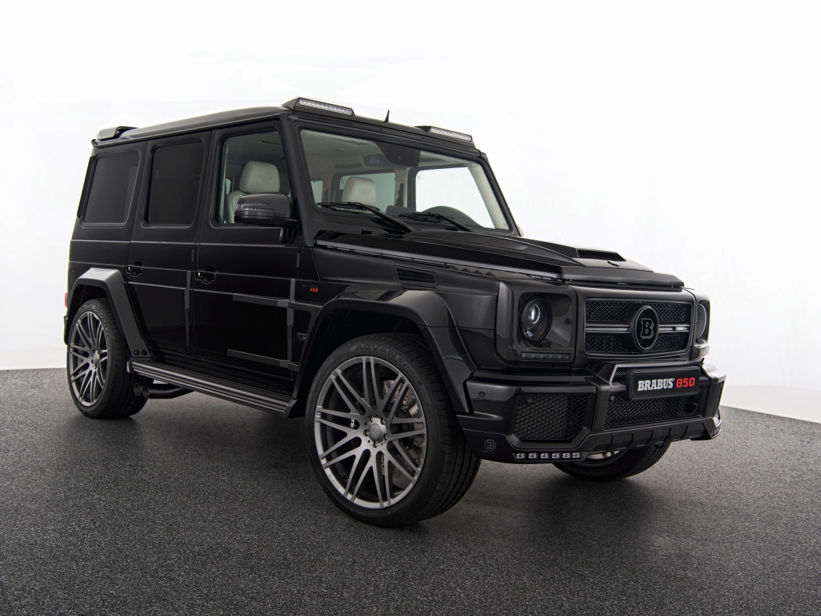 Черный автомобиль Mercedes-Benz G-класс W463 на белом фоне