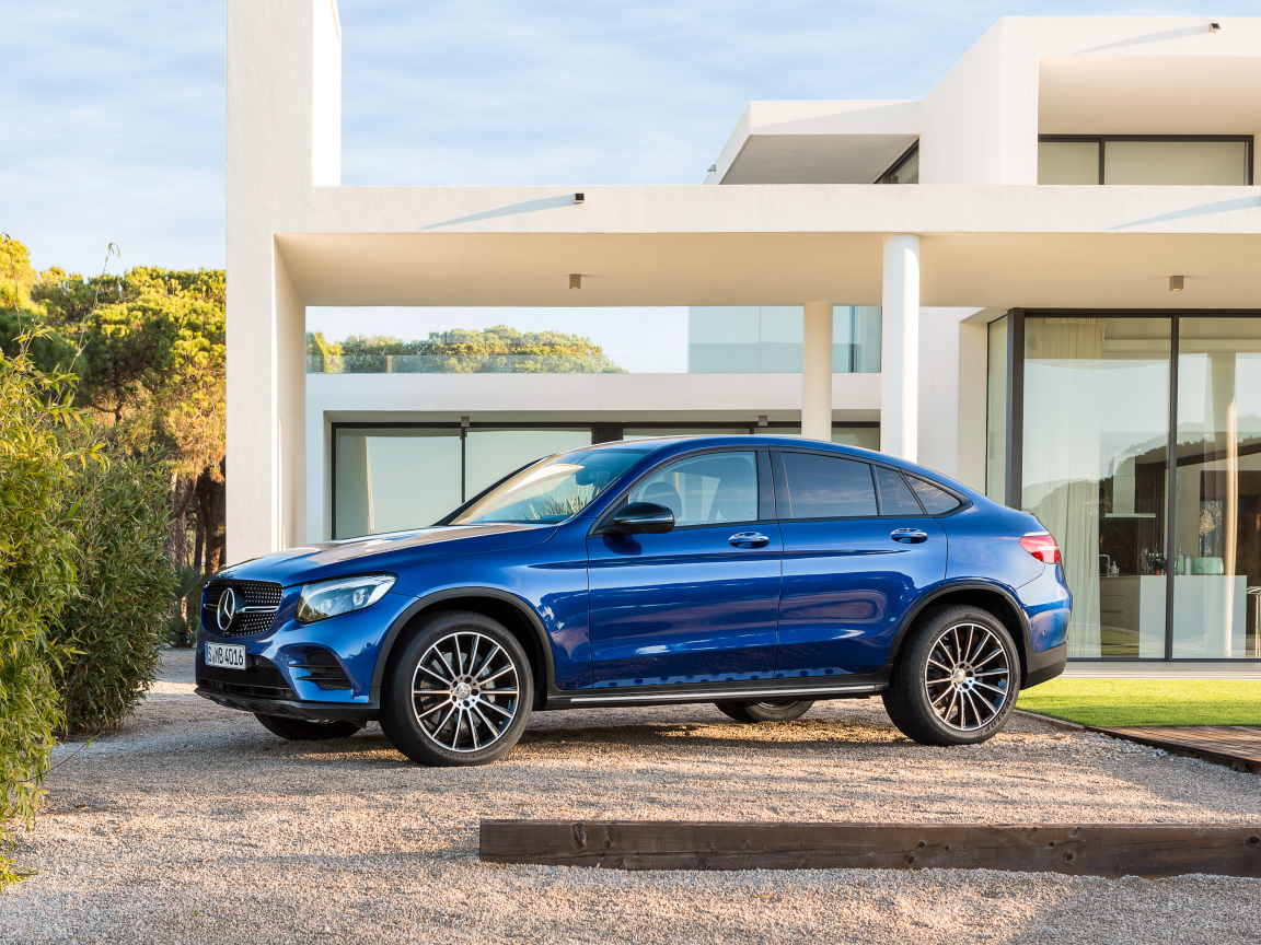 Синий автомобиль Mercedes-Benz GLC-Class 