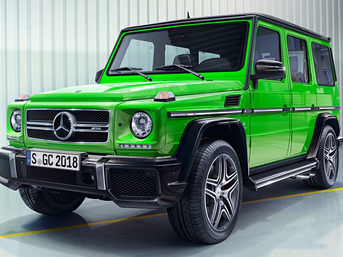 Зеленый внедорожник Mercedes-AMG G63