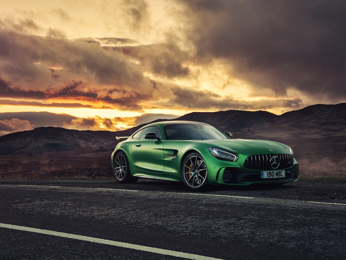 Зеленый автомобиль  Mercedes-AMG GT, 2017  на фоне красивого неба 