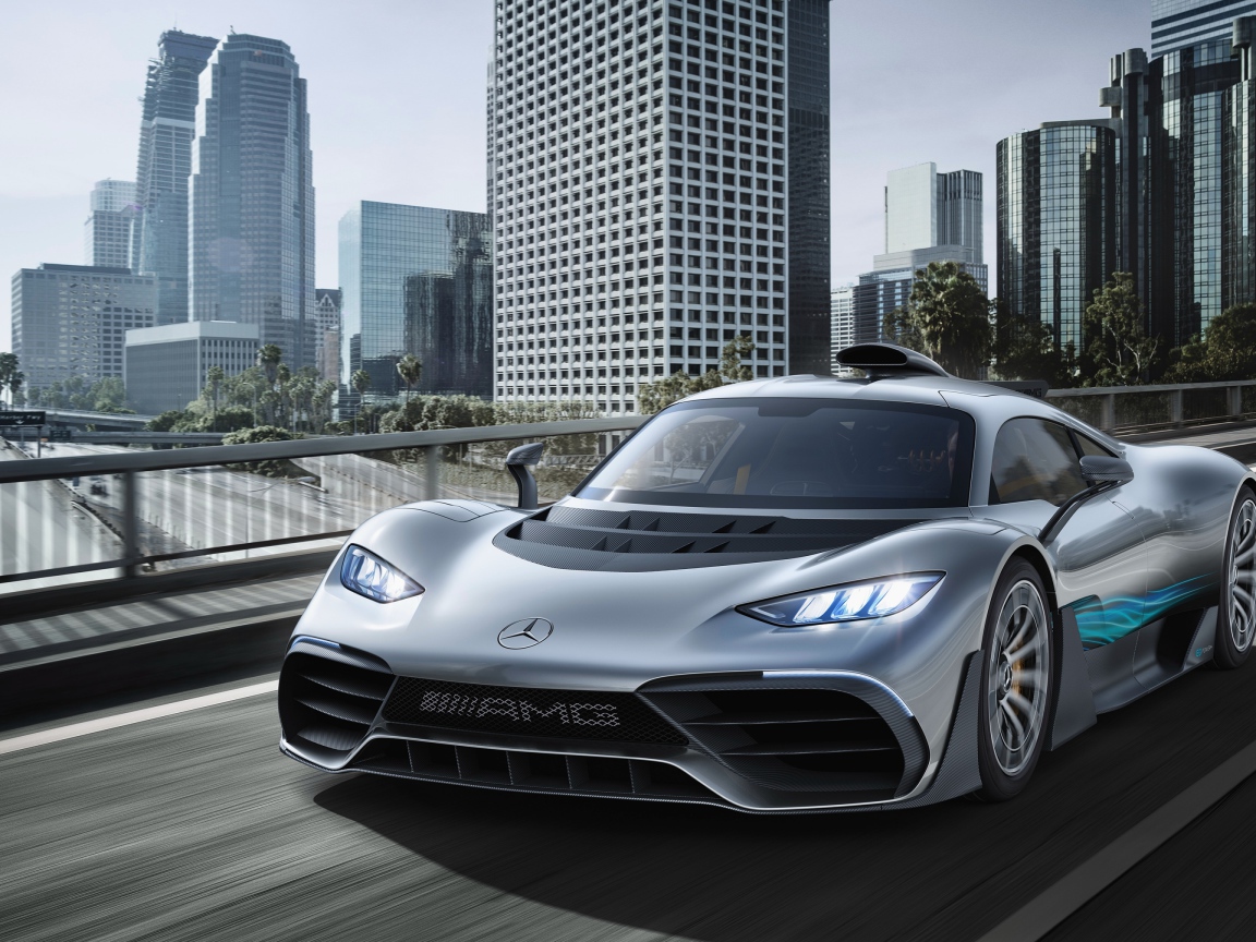 Серебристый спортивный автомобиль Mercedes-AMG Project One на фоне города