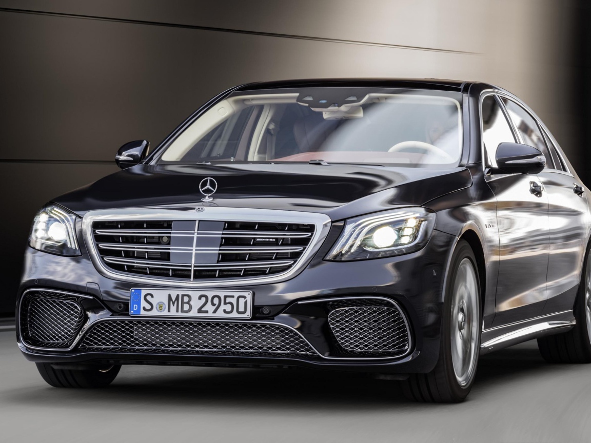 Стильный черный автомобиль Mercedes-Benz S-Class, 2018