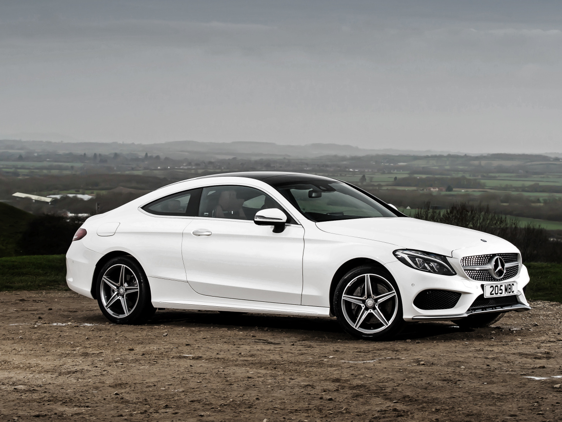 Белый автомобиль Mercedes-Benz C-Class на фоне горизонта 