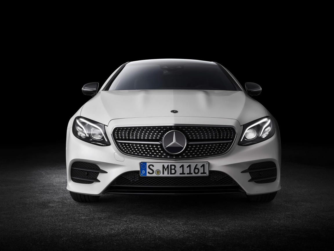 Белый автомобиль Mercedes-Benz E-Class Coupe, 2018 вид спереди