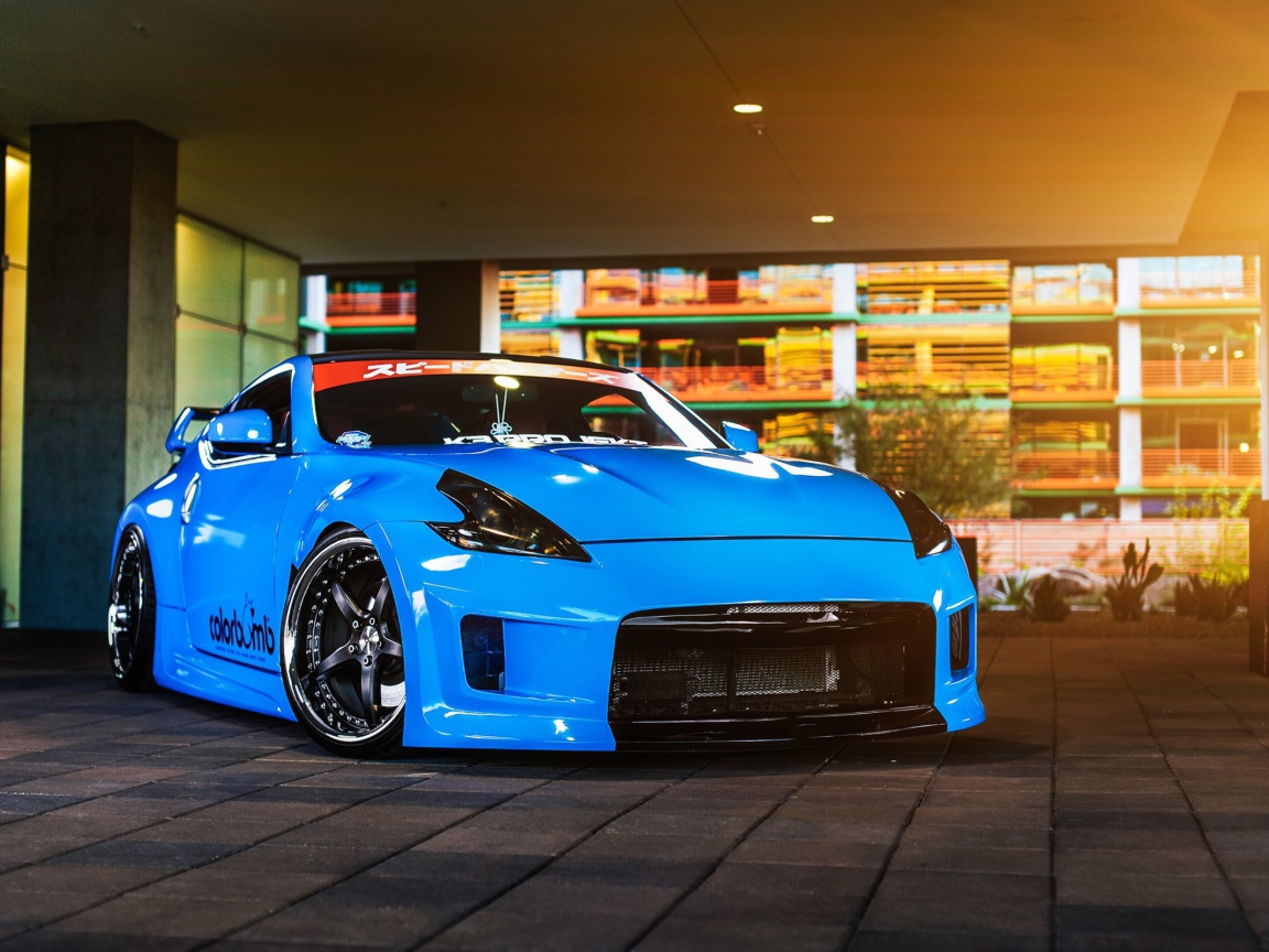 Синий автомобиль Nissan 370Z 